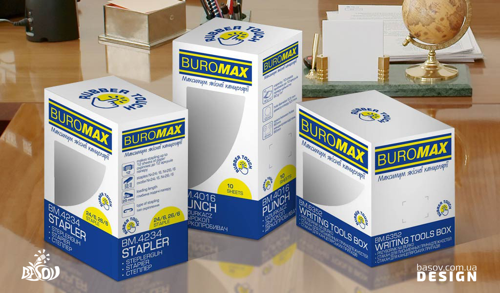 Упаковки Buromax стоять на столі