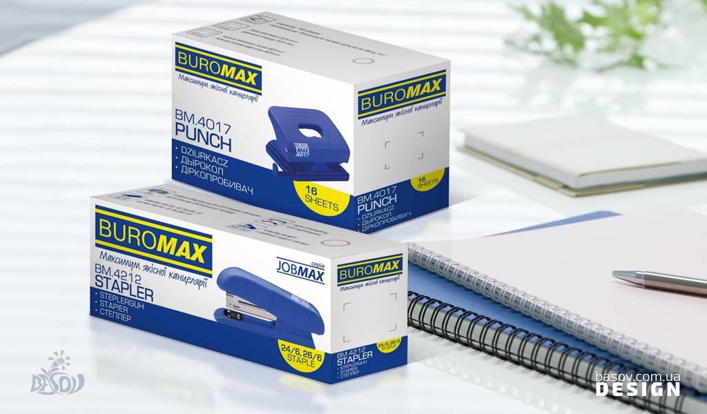 Упаковка степлер та дирокол Buromax лежать на столі