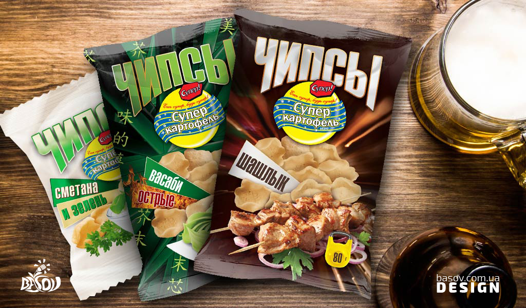Упаковки чіпсів «Супер картопля», що лежать на столі.