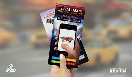 жіноча рука тримає листівки